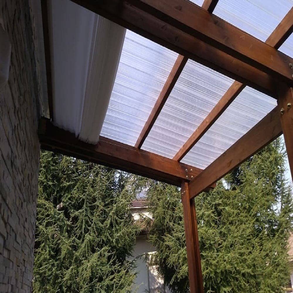 veranda con tenda da sole con cavi